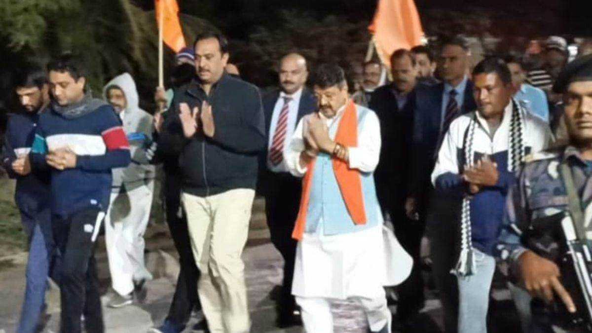 इंदौर की सड़क पर ‘हरे राम…हरे कृष्णा’ गाते नजर आए कैलाश विजयवर्गीय, भाजपा नेताओं ने भी मिलाए सुर, देखें वीडियो