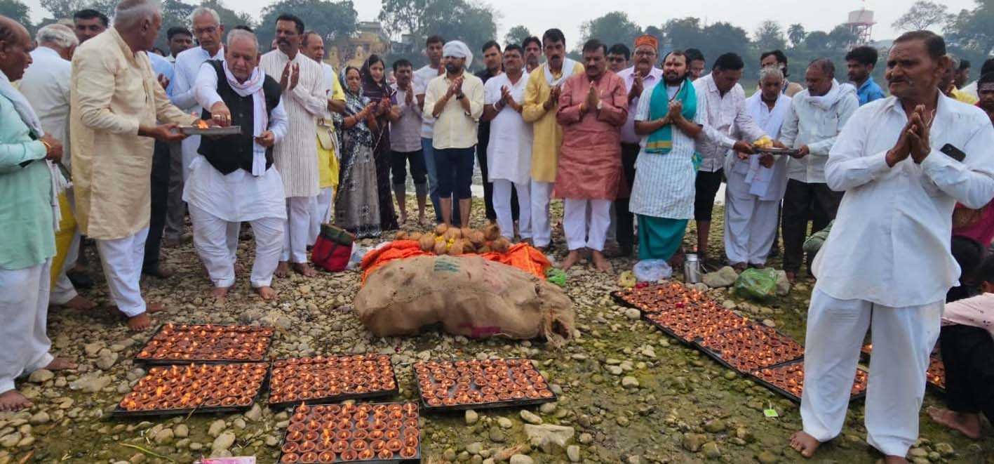 मां नर्मदा को अर्पित की ५०१ मीटर लंबी चुनरी