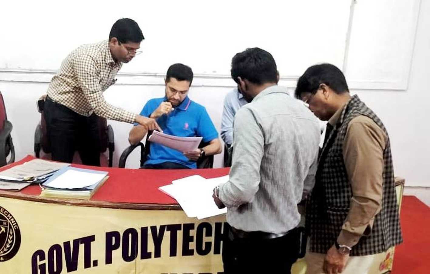 पटवारियों के कार्य का निरीक्षण किया