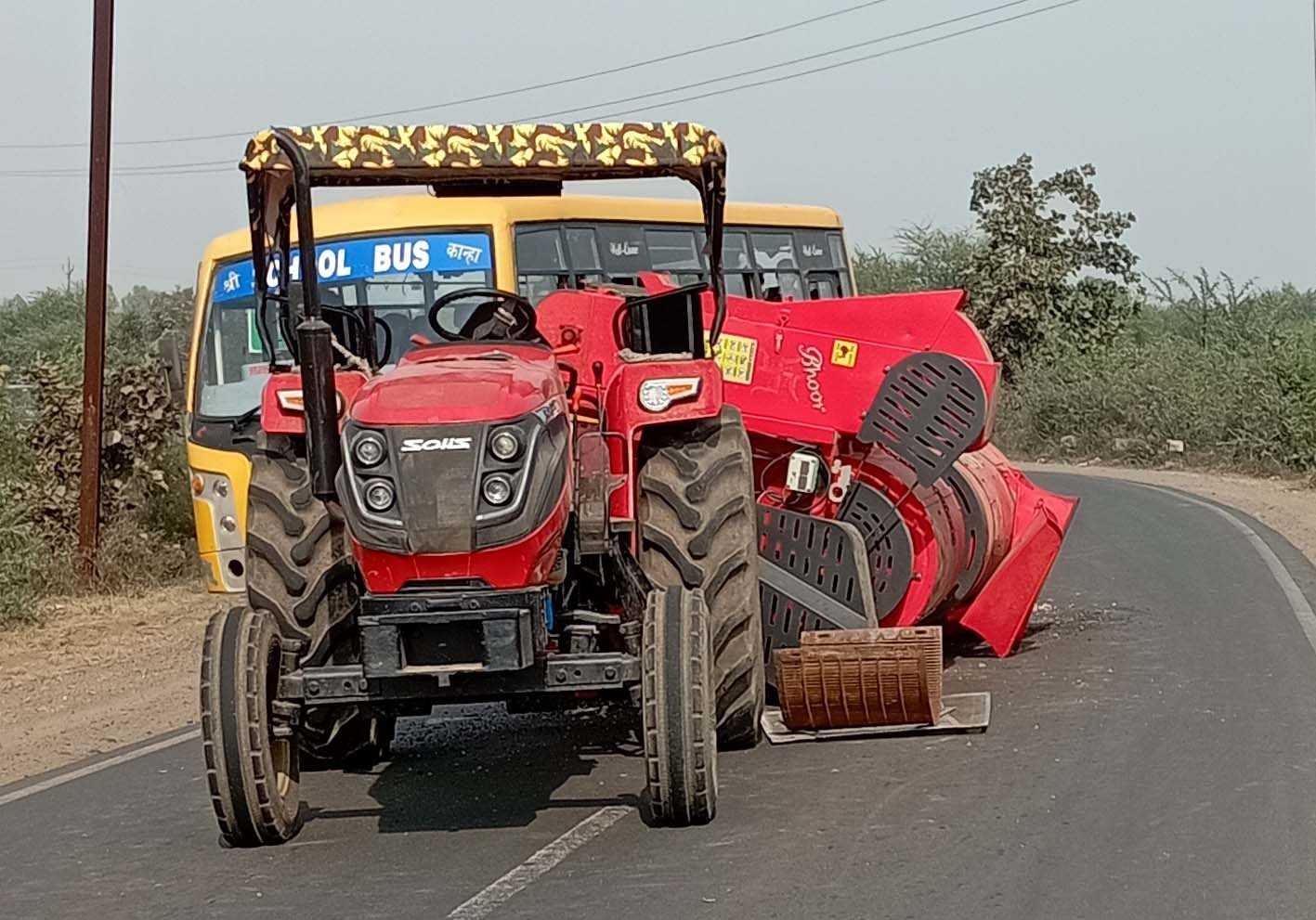 स्टेट हाईवे पर पलटी थ्रेसर, यातायात प्रभावित