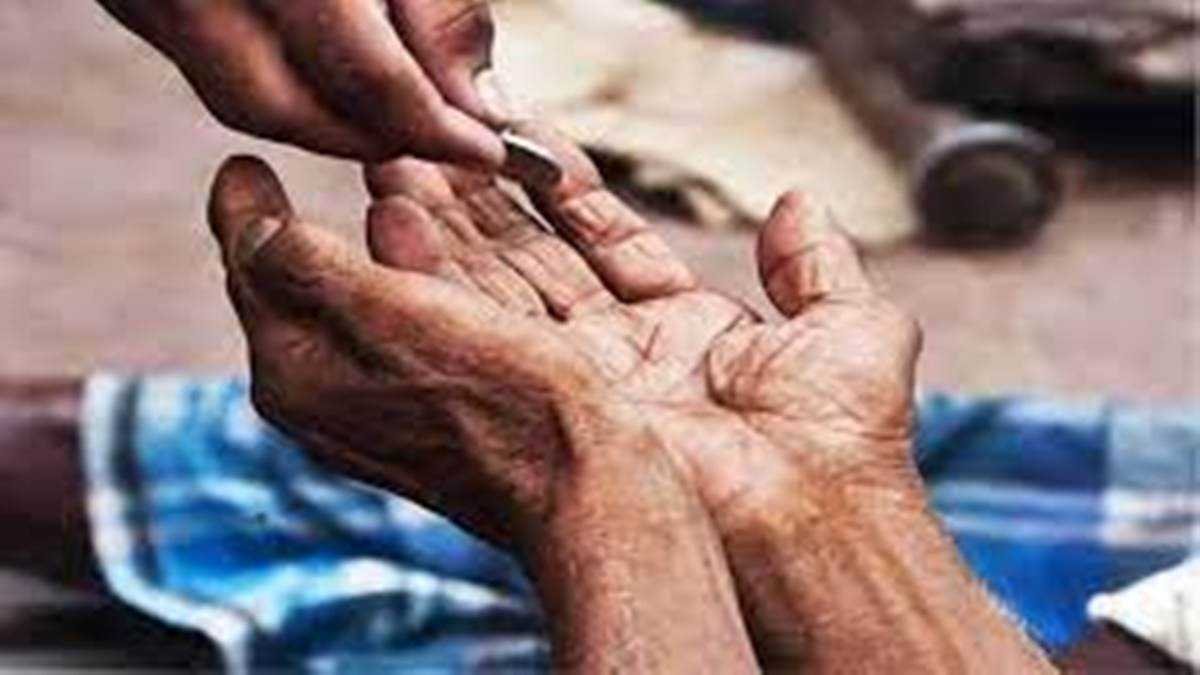 इंदौर में महिला ने भीख मांग कर जुटाए ढाई लाख रुपये, बच्चों के नाम पर कराई पचास हजार की एफडी