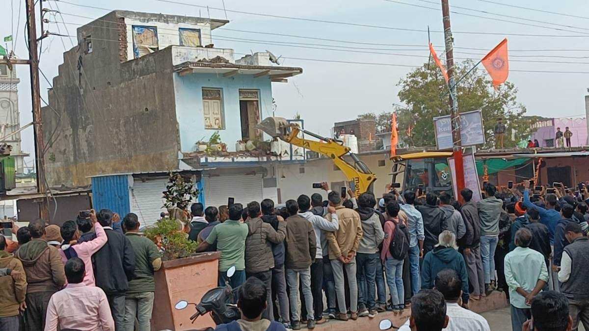 दलौदा में नाबालिग से छेड़छाड़, तीन आरोपित गिरफ्त में, घरों पर चलाया बुलडोजर