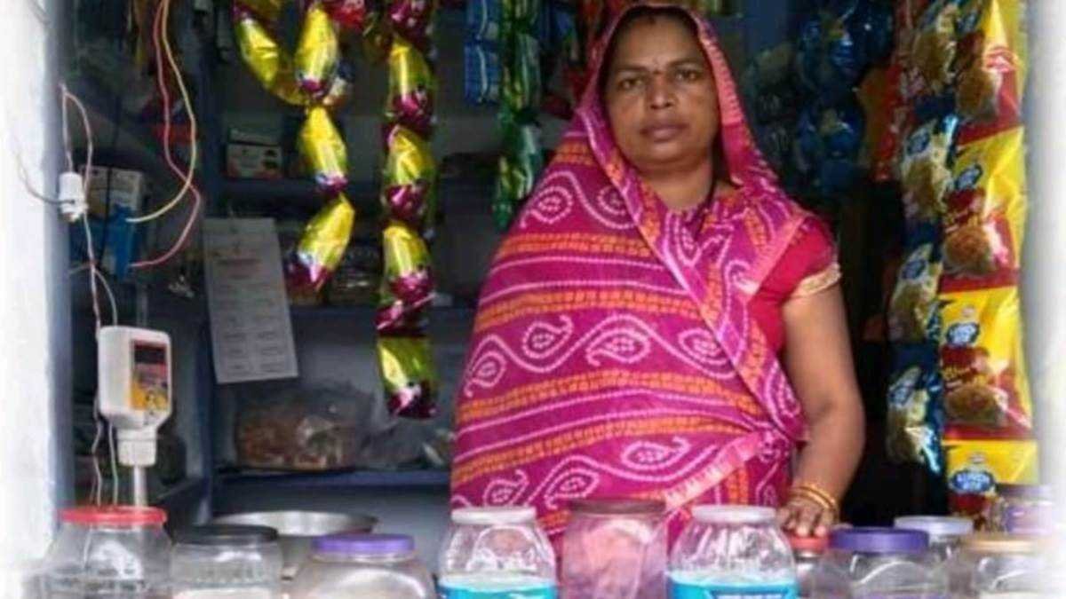 कभी कपड़ों की सिलाई कर बमुश्किल होता था गुजारा, अब लखपति किरण के साथ 1600 बहनें