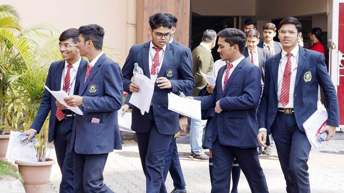 12वीं का पहला पेपर सरल था, लेकिन लिखने के लिए तीन घंटे भी पड़ गए कम