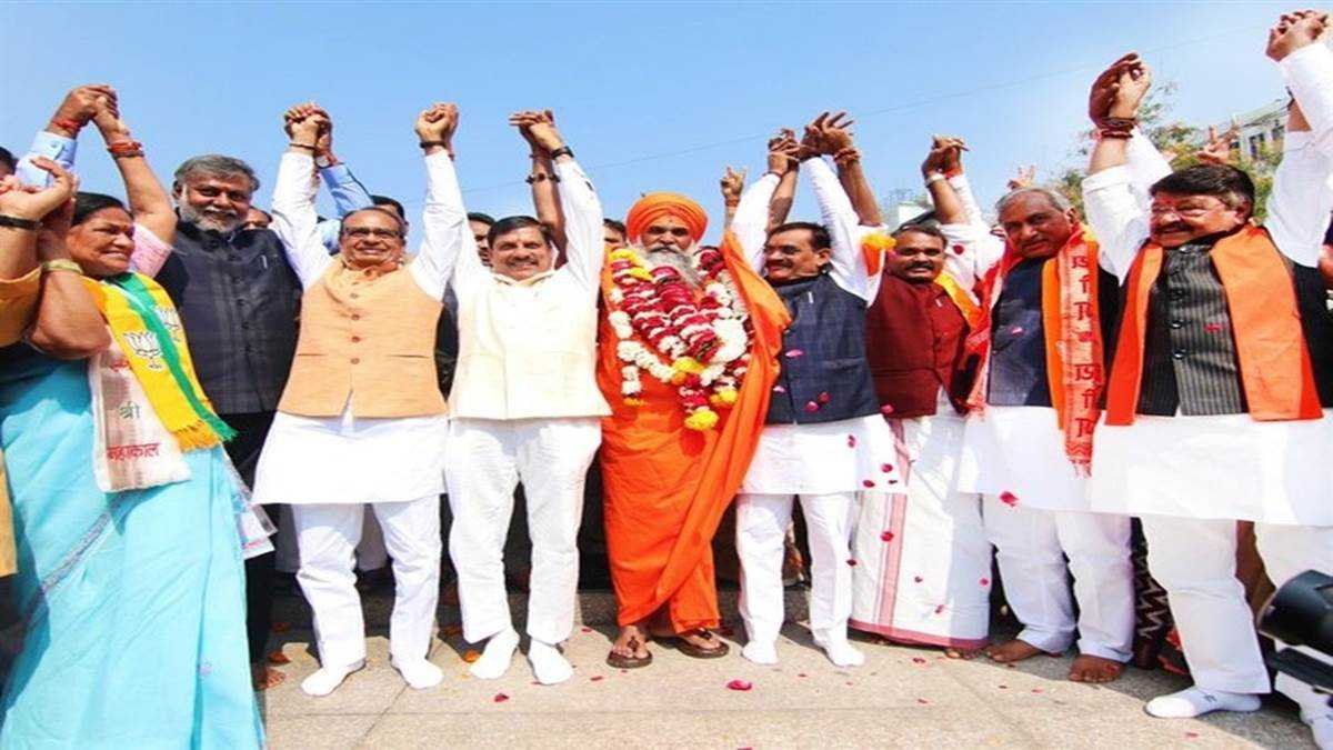 मध्य प्रदेश में भाजपा और कांग्रेस के प्रत्याशियों ने जमा किए नामांकन पत्र