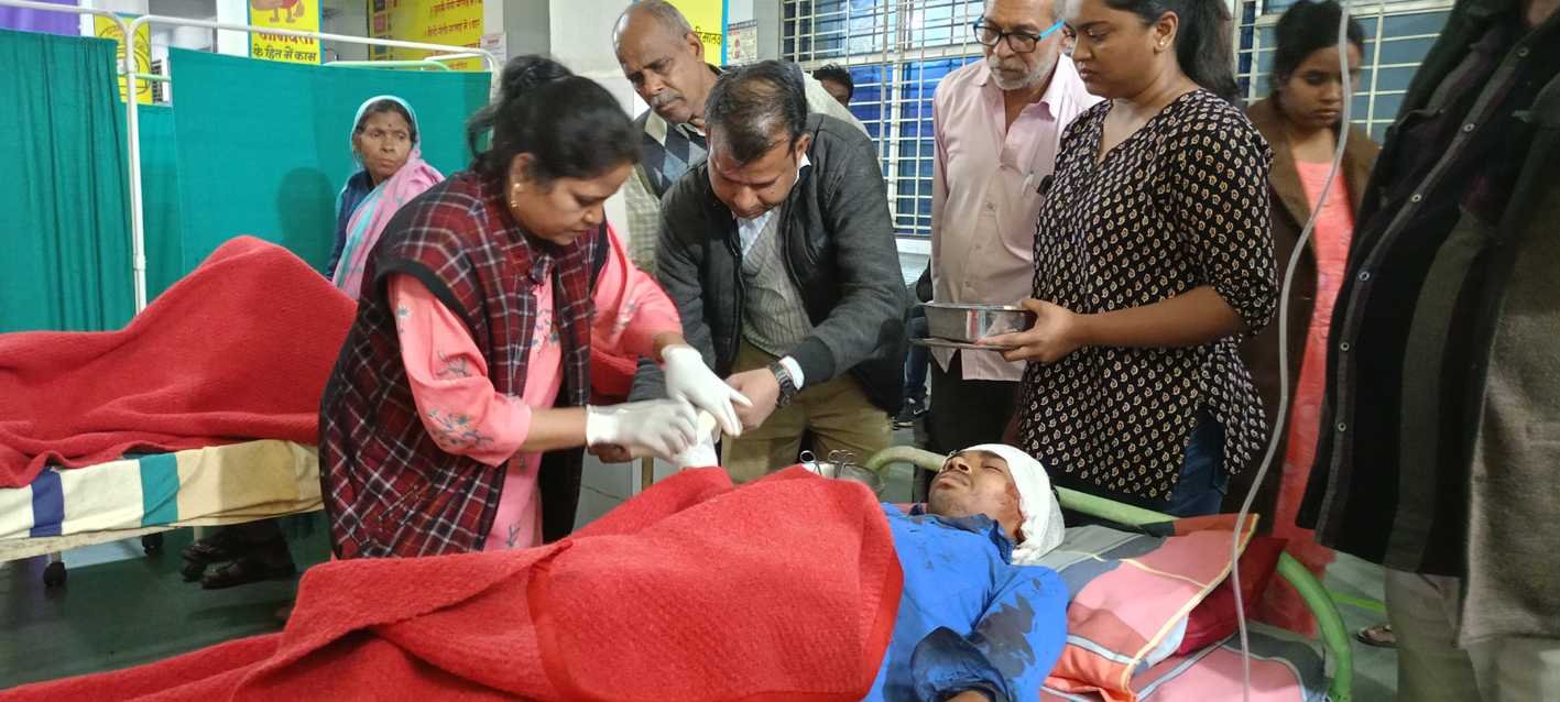 बकरी चरा रहे 18 वर्षीय युवक पर तेंदुए ने किया हमला, कुत्तों ने बचाई जान
