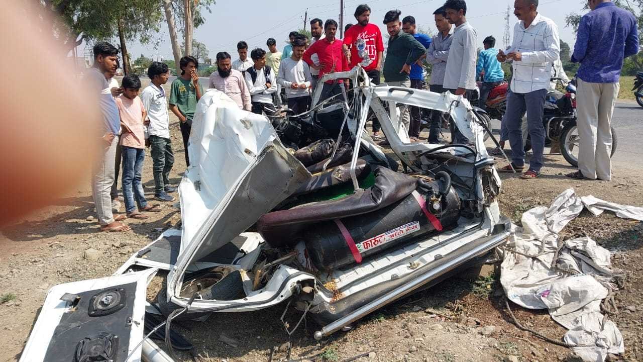सोयाबीन से भरा ट्रक मारुति वैन पर पलटा, दो की मौत, एक घायल