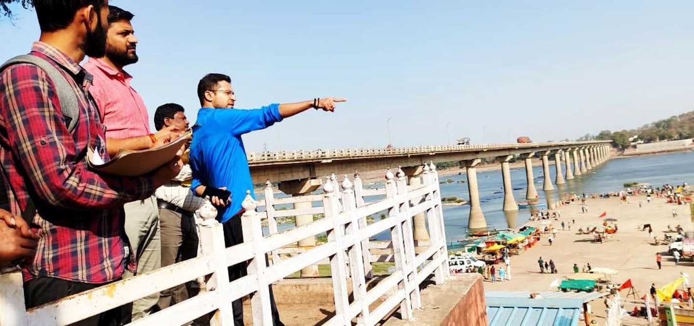 कलेक्टर ने हंडिया का किया दौरा, पौधरोपण पर दिया जोर