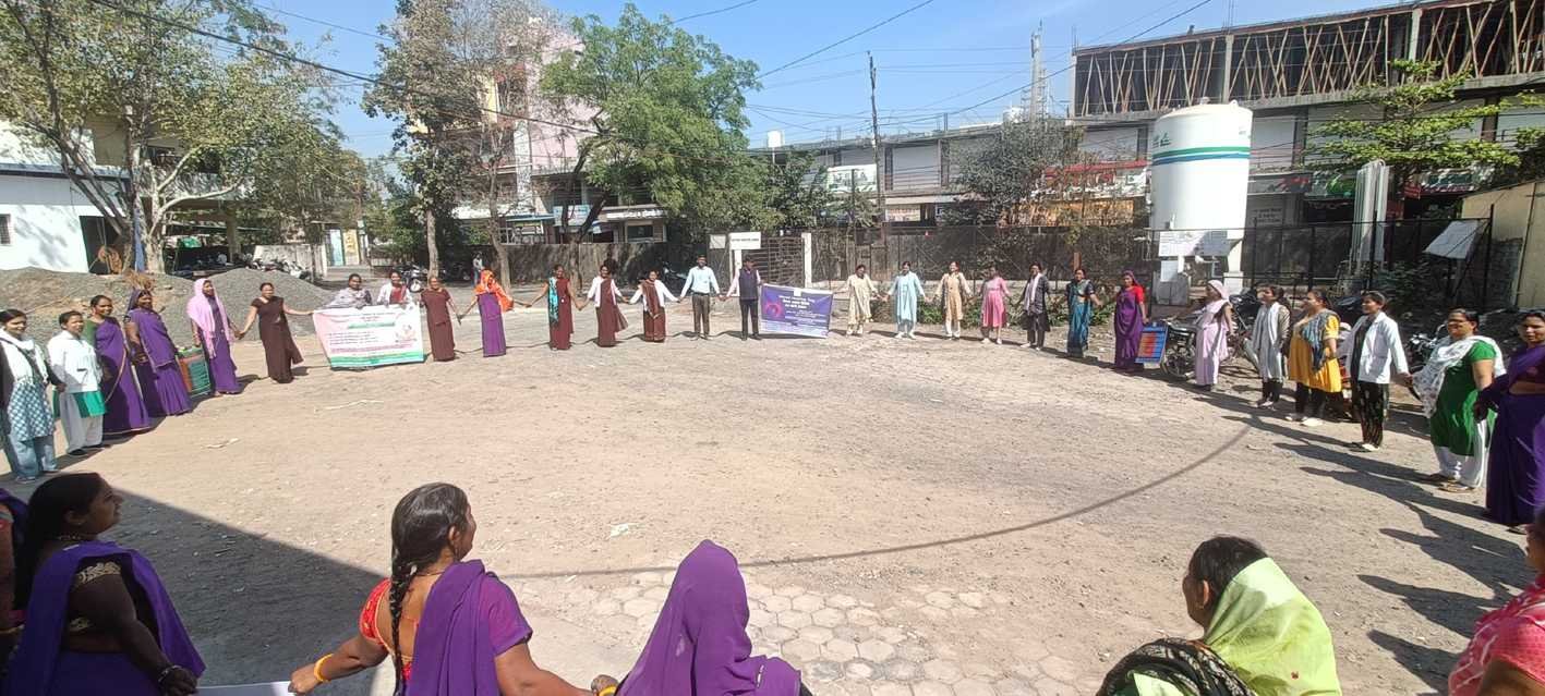 मानव श्रृंखला बनाकर श्रवण जागरूकता का संदेश दिया
