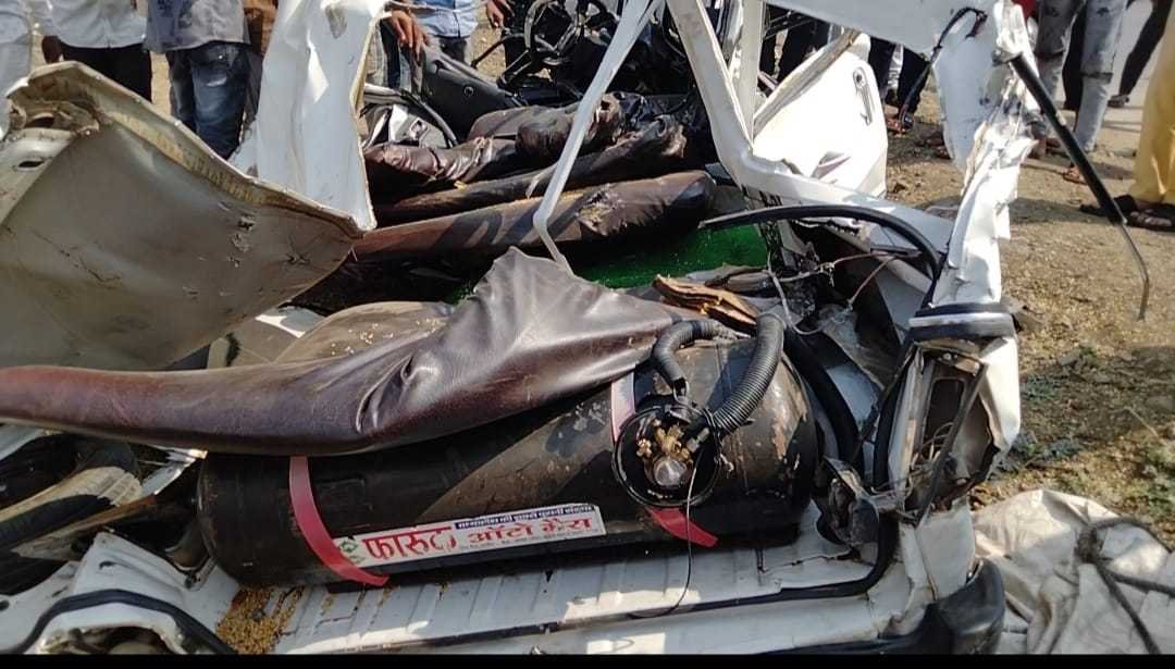 देवास के कन्नौद में हादसा, सोयाबीन से भरा ट्रक वैन पर पलटा, दो लोगों की मौतv