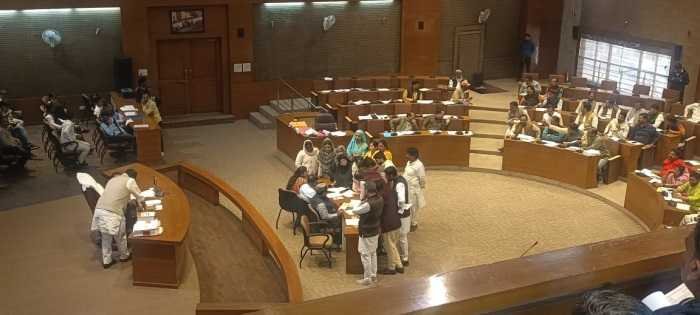 नगर निगम परिषद की बैठक में आवारा श्वानों के मुद्दे पर हंगामा, विपक्षी पार्षदों ने आसंदी को घेरा