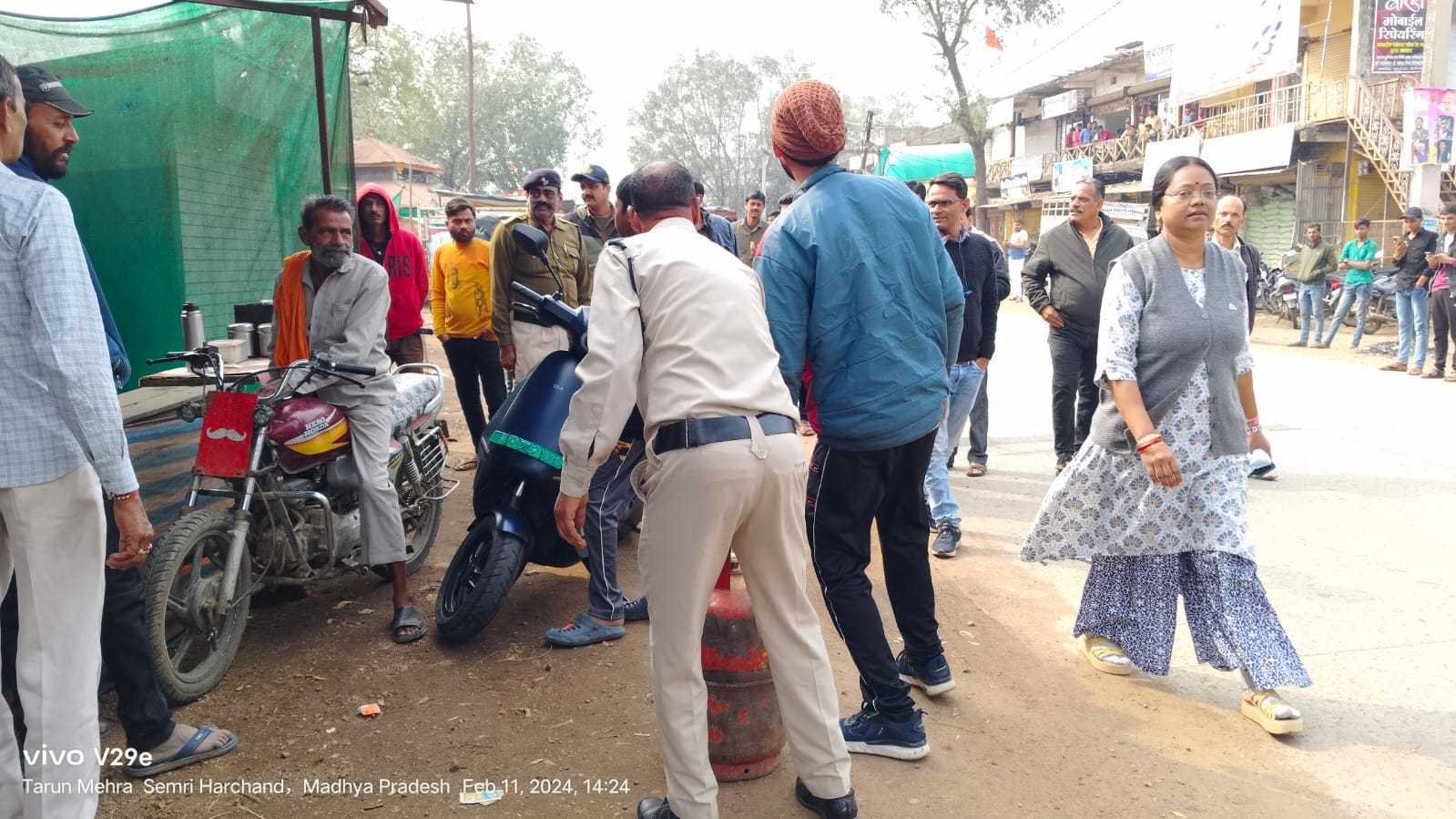 सड़क किनारे अतिक्रमण करने वालों को तहसीलदार ने हटाने की दी समझाइश