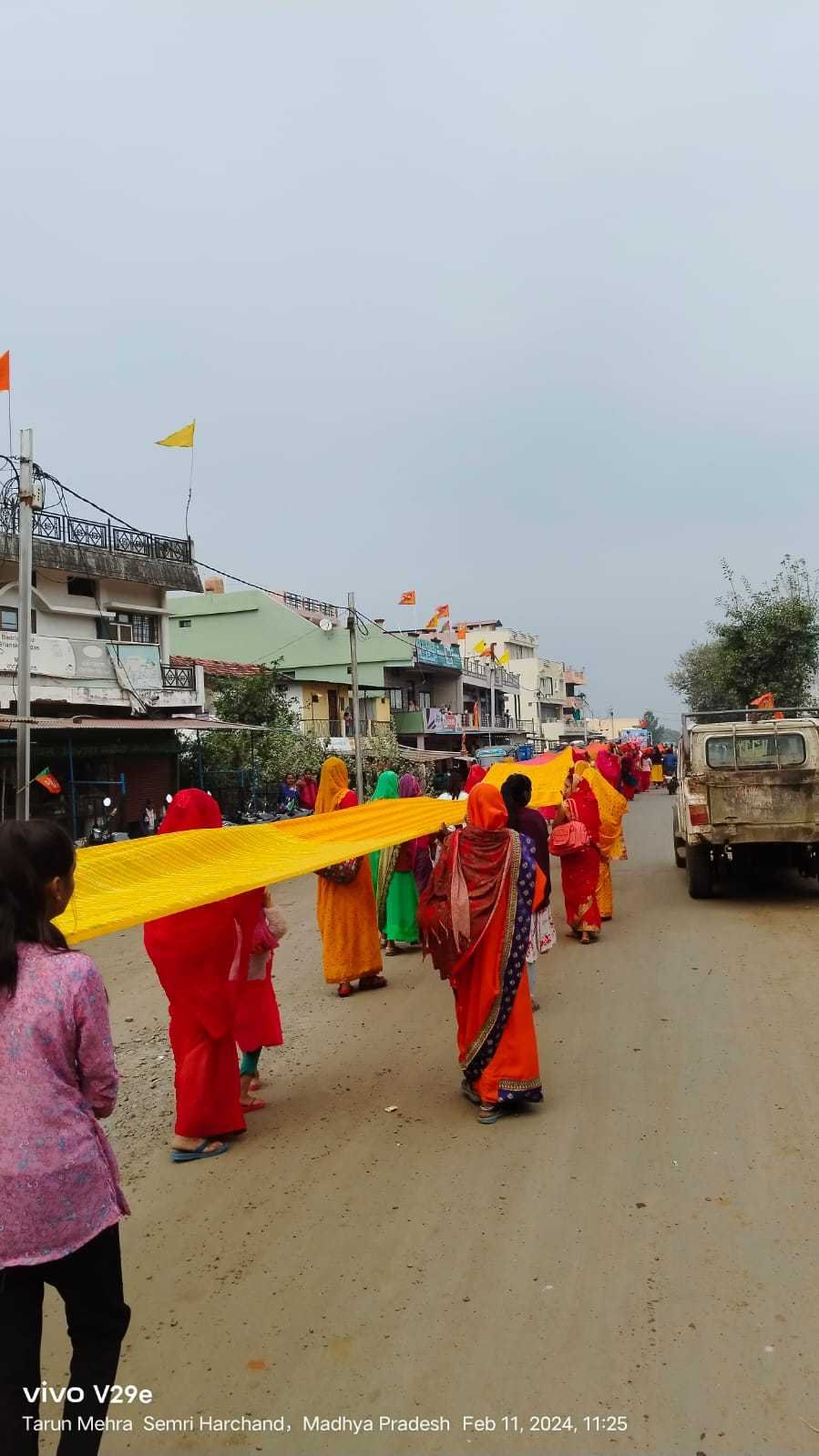 नगर की मातृशक्ति ने निकाली विशाल चुनरी यात्रा, मां नर्मदा को चढ़ाई 108 मीटर की चुनरी।
