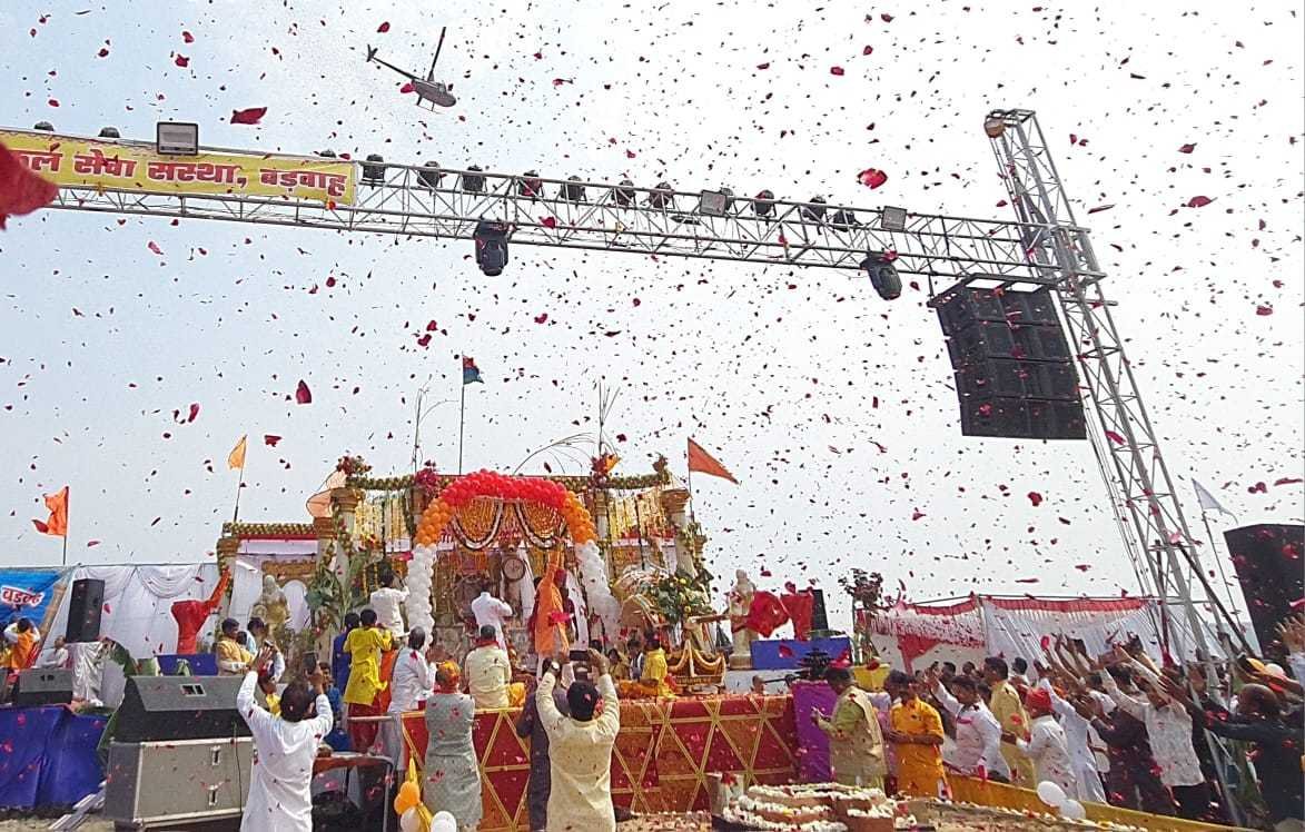 हजारों भक्तो ने एक साथ की मां नर्मदा माई की महाआरती 