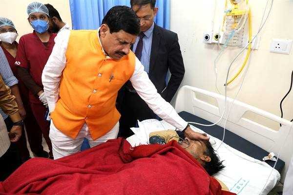 मुख्यमंत्री डॉ मोहन यादव ने हमीदिया अस्पताल पहुंचकर हरदा हादसे में घायल नागरिकों का हाल-चाल पूछा