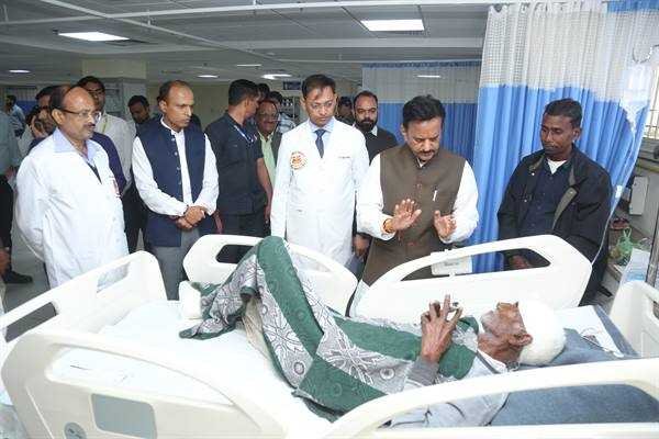 उप मुख्यमंत्री श्री शुक्ल ने हमीदिया हॉस्पिटल में हरदा दुर्घटना पीड़ित मरीज़ों का कुशल-क्षेम पूछा