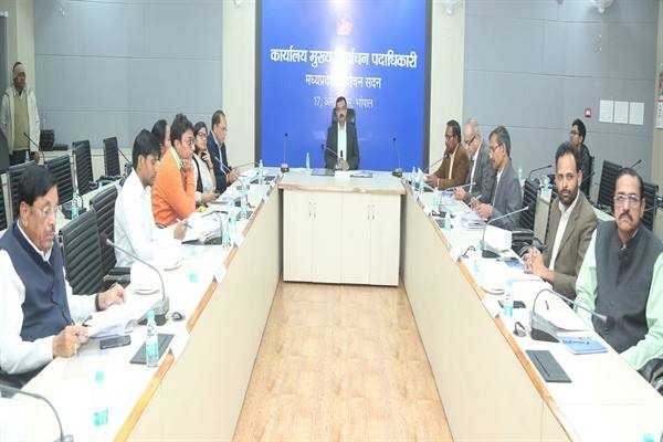 मुख्य निर्वाचन पदाधिकारी श्री राजन ने मान्यता प्राप्त राष्ट्रीय राजनीतिक दलों के पदाधिकारियों के साथ की बैठक