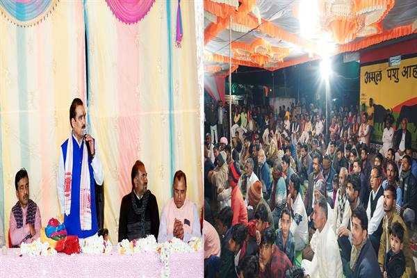 कौशल विकास राज्य मंत्री श्री टेटवाल ने ग्राम कड़लावद में सुनी ग्रामीणों की समस्याएँ
