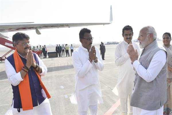 प्रधानमंत्री नरेन्द्र मोदी को इंदौर विमानतल पर भावभीनी विदाई