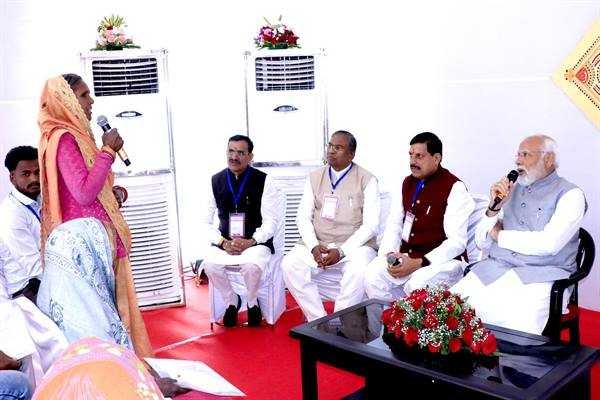 प्रधानमंत्री नरेंद्र मोदी ने विभिन्न योजनाओं के हितग्राहियों से किया संवाद