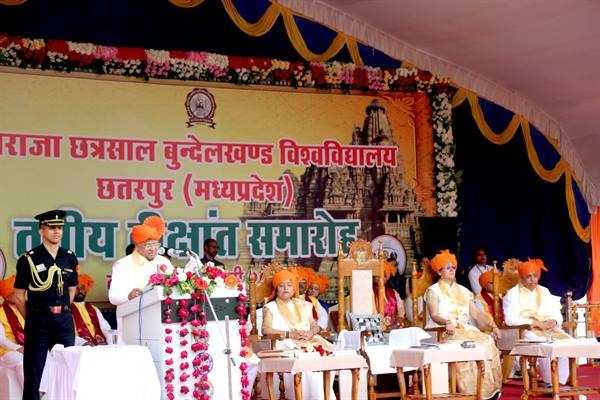बसंत पंचमी पर दीक्षांत समारोह बुंदेली संस्कृति-संस्कार के साथ हुआ