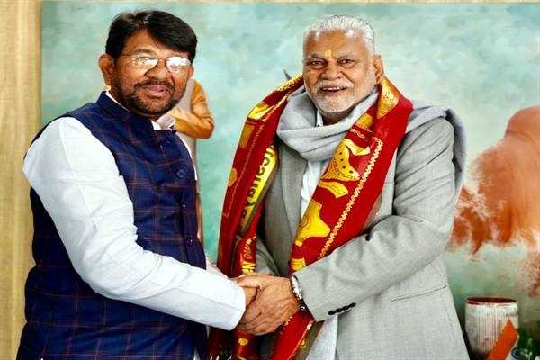केंद्रीय मंत्री श्री रूपाला से पशुपालन राज्यमंत्री श्री पटेल ने की मुलाकात