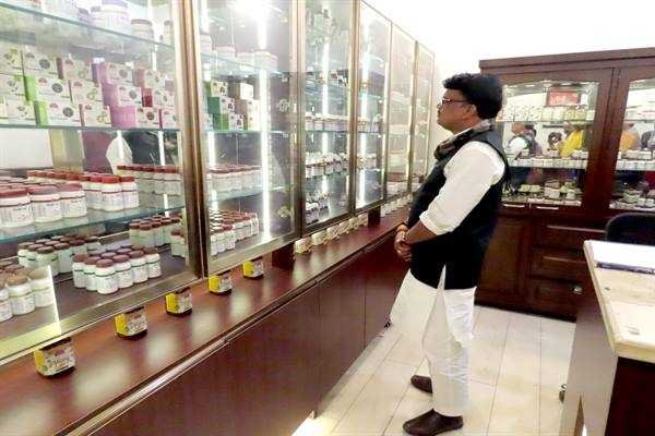 वन मंत्री श्री चौहान ने मध्य प्रदेश भवन स्थित विंध्य हर्बल्स और मृगनयनी कियोस्क का किया अवलोकन