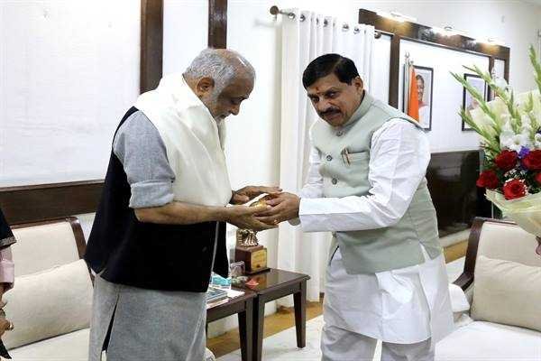 मुख्यमंत्री डॉ. यादव ने हार्टफुलनेस के वैश्विक आध्यात्मिक गाइड कमलेश दाजी का किया अभिवादन