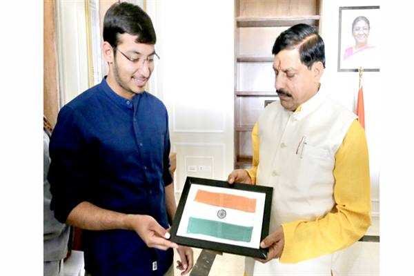 मुख्यमंत्री डॉ. यादव को भेंट किया गया असम में बना विशेष तिरंगा