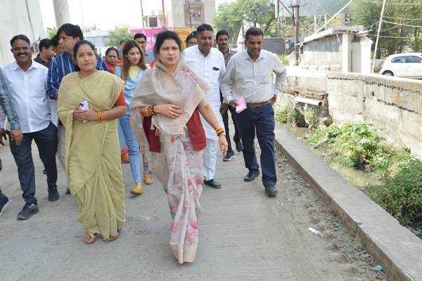 सड़क निर्माण मानदंडों के अनुरूप होना चाहिए