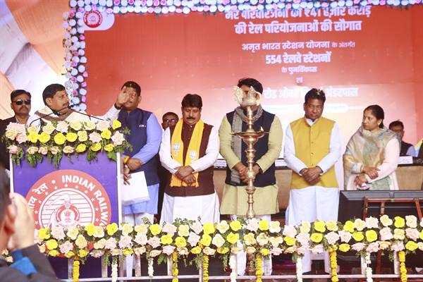 प्रधानमंत्री श्री नरेन्द्र मोदी ने विश्व स्तरीय रेलवे स्टेशन व रेल सुविधाओं की सौगात दी – मुख्यमंत्री डॉ. मोहन यादव