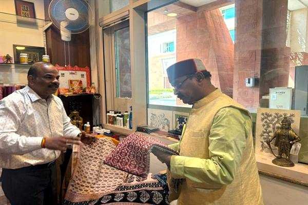 राज्यमंत्री श्री जायसवाल ने किया मृगनयनी शोरूम का निरीक्षण