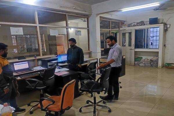 लोक सेवा प्रबधंक द्वारा लोक सेवा केन्द्र मेघनगर एवं थांदला का औचक निरीक्षण किया गया