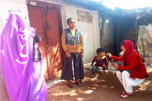 स्वास्थ्य टीम द्वारा घर-घर दस्तक देकर बच्चों को पिलाई जा रही विटामिन ’ए’ की खुराक