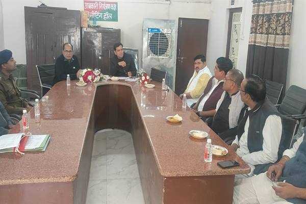 शराब ठेकेदारों एवं आबकारी अधिकारियों की बैठक आयोजित