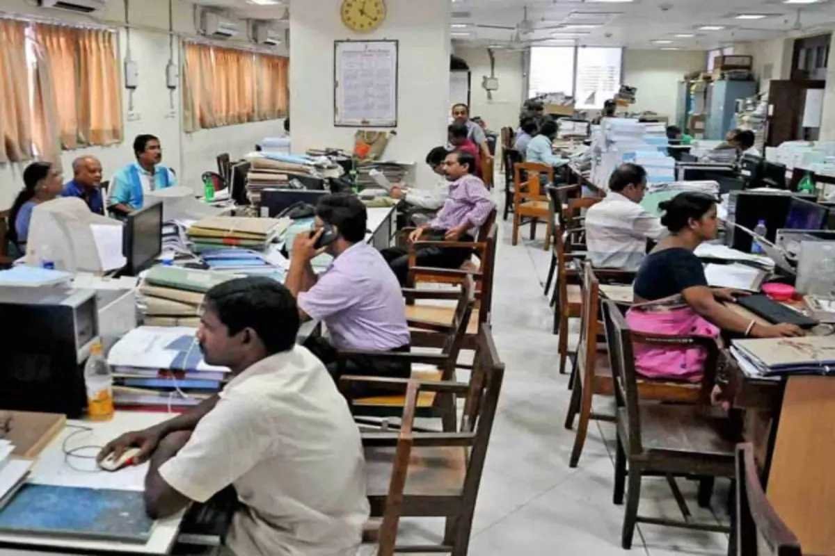 कर्मचारियों-अधिकारियों के लिए महत्वपूर्ण खबर, छुट्टियों पर लगी रोक, लेनी होगी अनुमति, निर्देश जारी, ये है बड़ा कारण