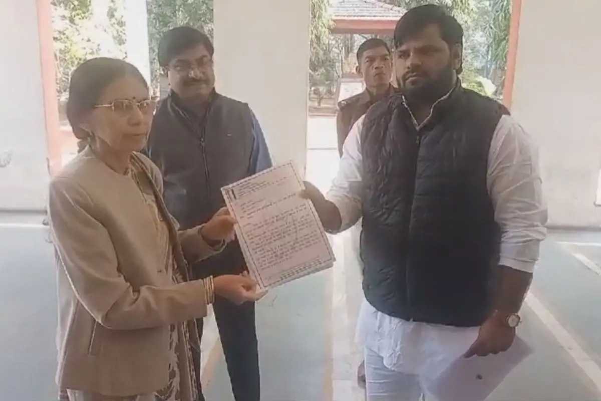 इंदौर के DAVV में कार्य परिषद के पहले दिया 2 सूत्रीय ज्ञापन, छात्र हित में फैसला लेने की कही गई बात