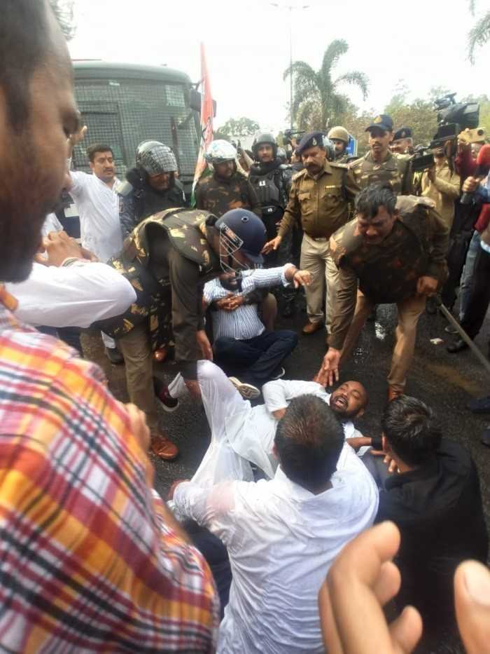 भोपाल में युवा कांग्रेस का हल्ला बोल, विधानसभा घेराव करने निकले प्रदर्शनकारियों को पुलिस ने रोका, वाटर कैनन, आंसू गैस का किया इस्तेमाल