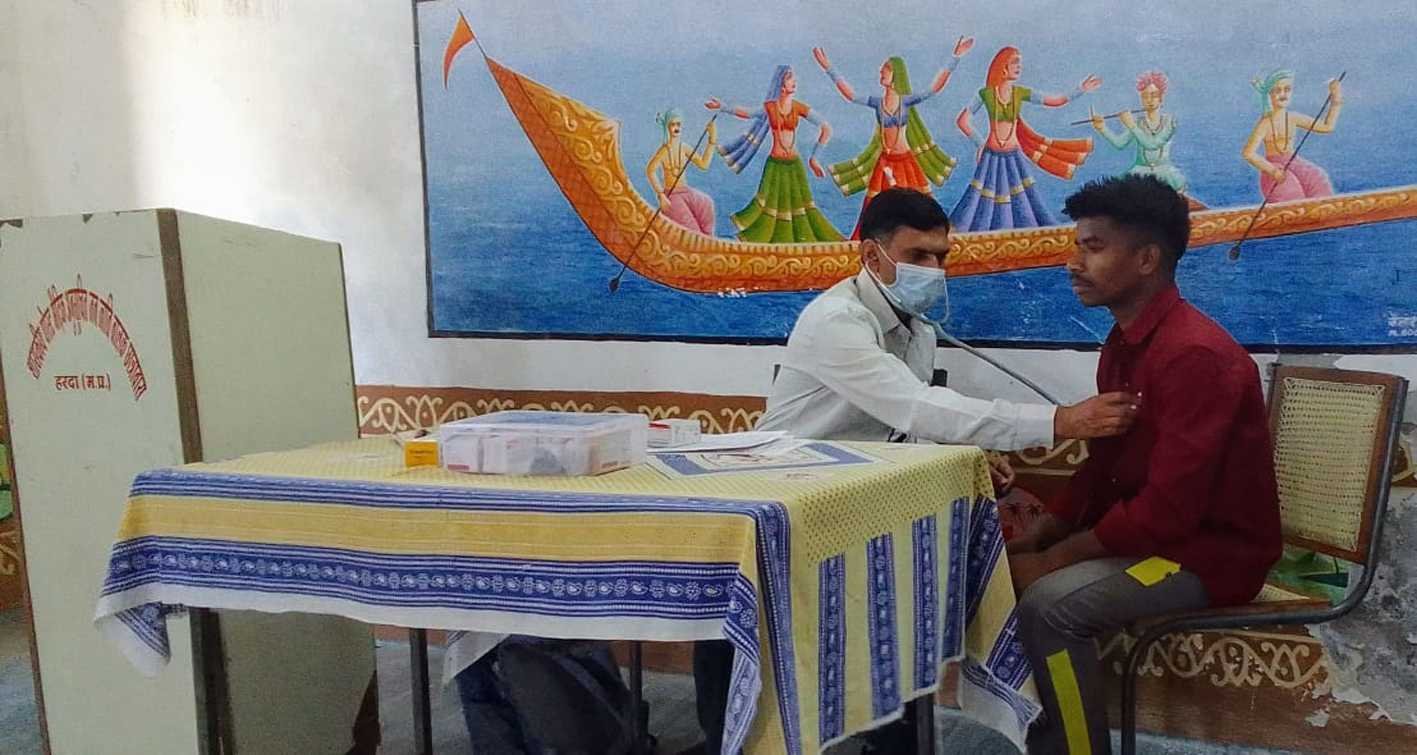 विद्यार्थियों का किया स्वास्थ्य परीक्षण