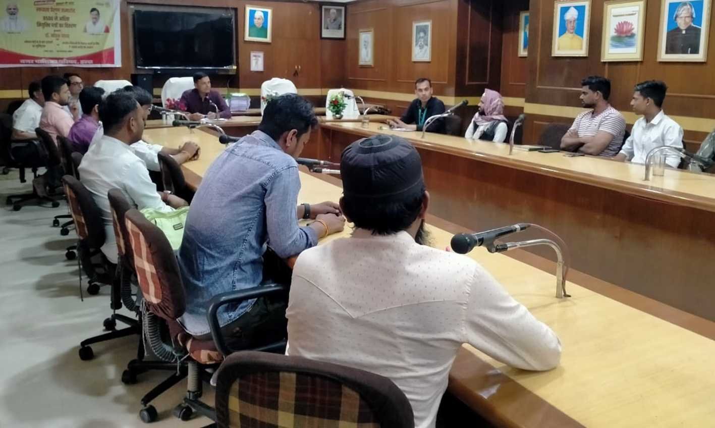 घर-घर जाकर किया ईकेवायसी का कार्य