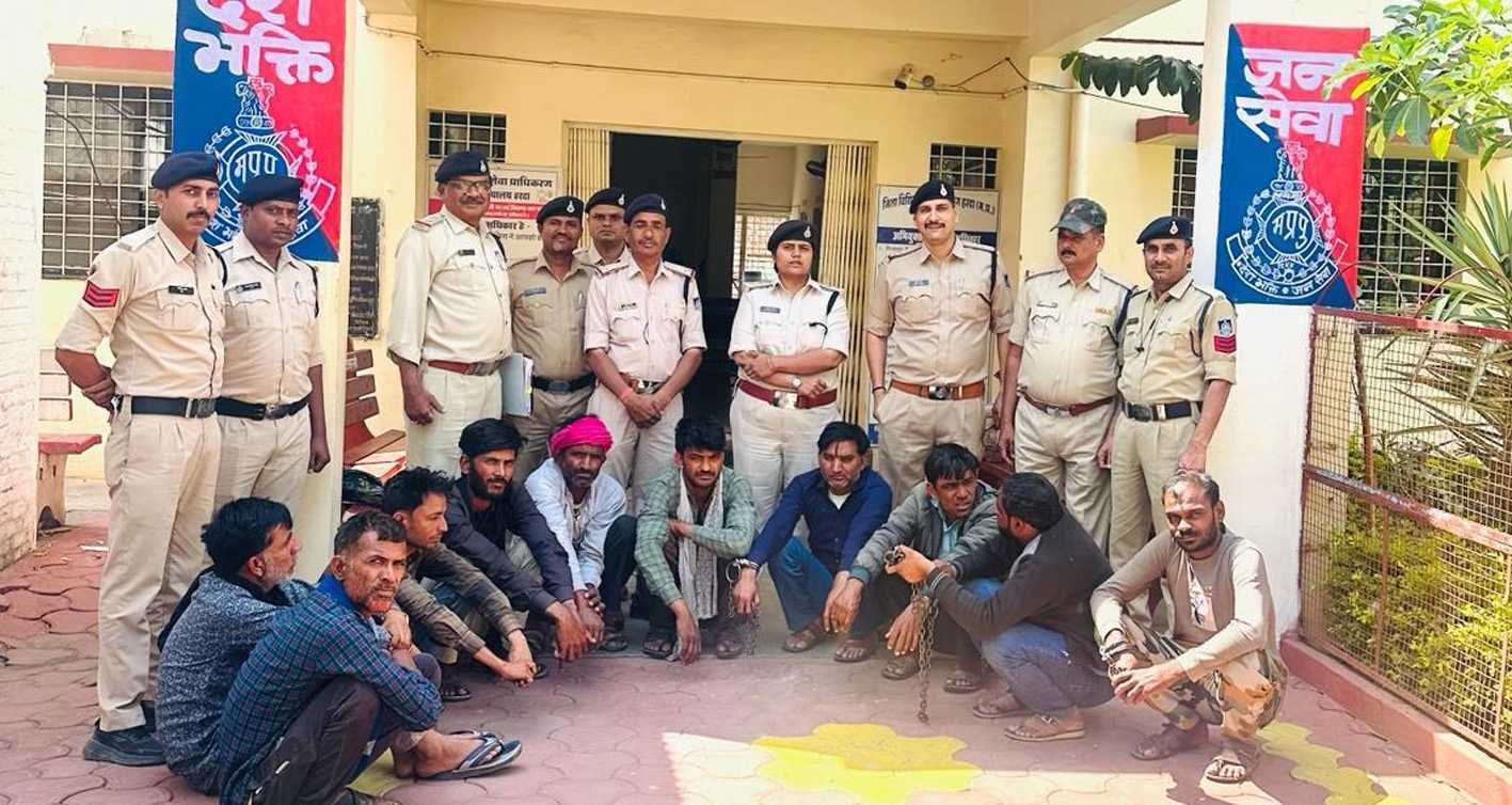 फरार वारंटियों को पुलिस ने धर-दबोचा