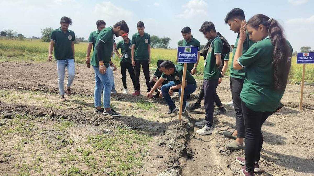प्रशिक्षण शिविर में विद्यार्थियों ने सीखा कृषि का सही तरीका
