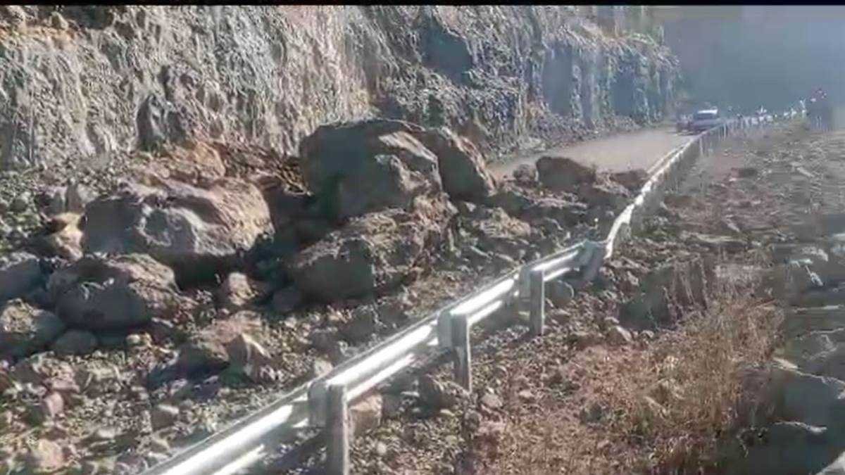 जाम के गेट के आगे धंसा पहाड़, महू-मंडलेश्वर मार्ग का संपर्क कटा, दो थानों की पुलिस मौके पर पहुंची