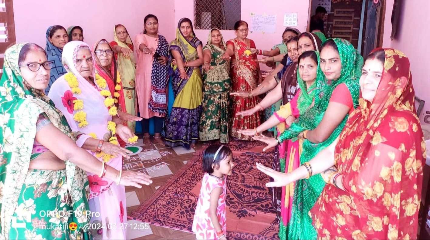रंगोली और मेंहदी लगाकर किया मतदान के लिए प्रेरित