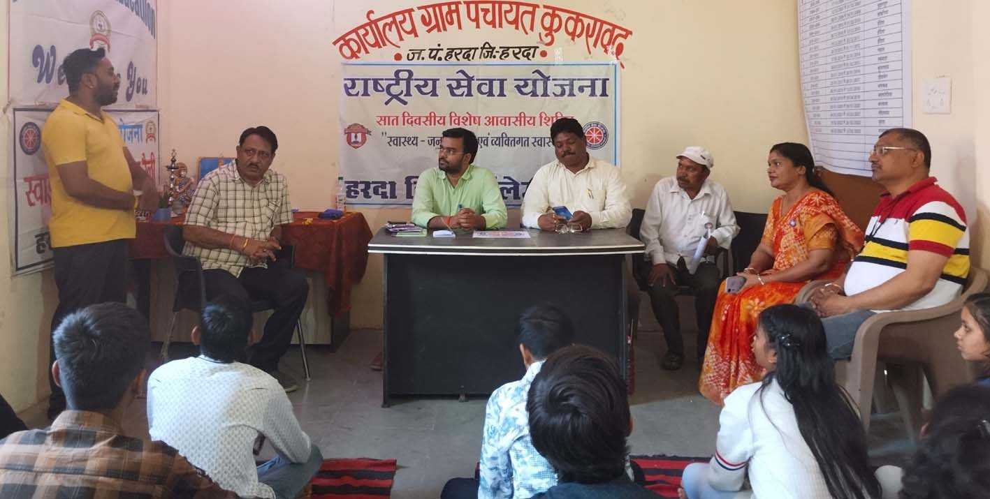 स्वयंसेवको ने पंचायत भवन में किया सफाई कार्य