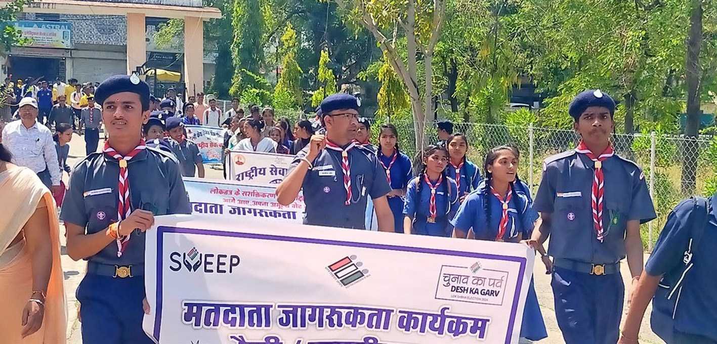 कलेक्टर ने विद्यार्थियों को दिलाई मतदान की शपथ