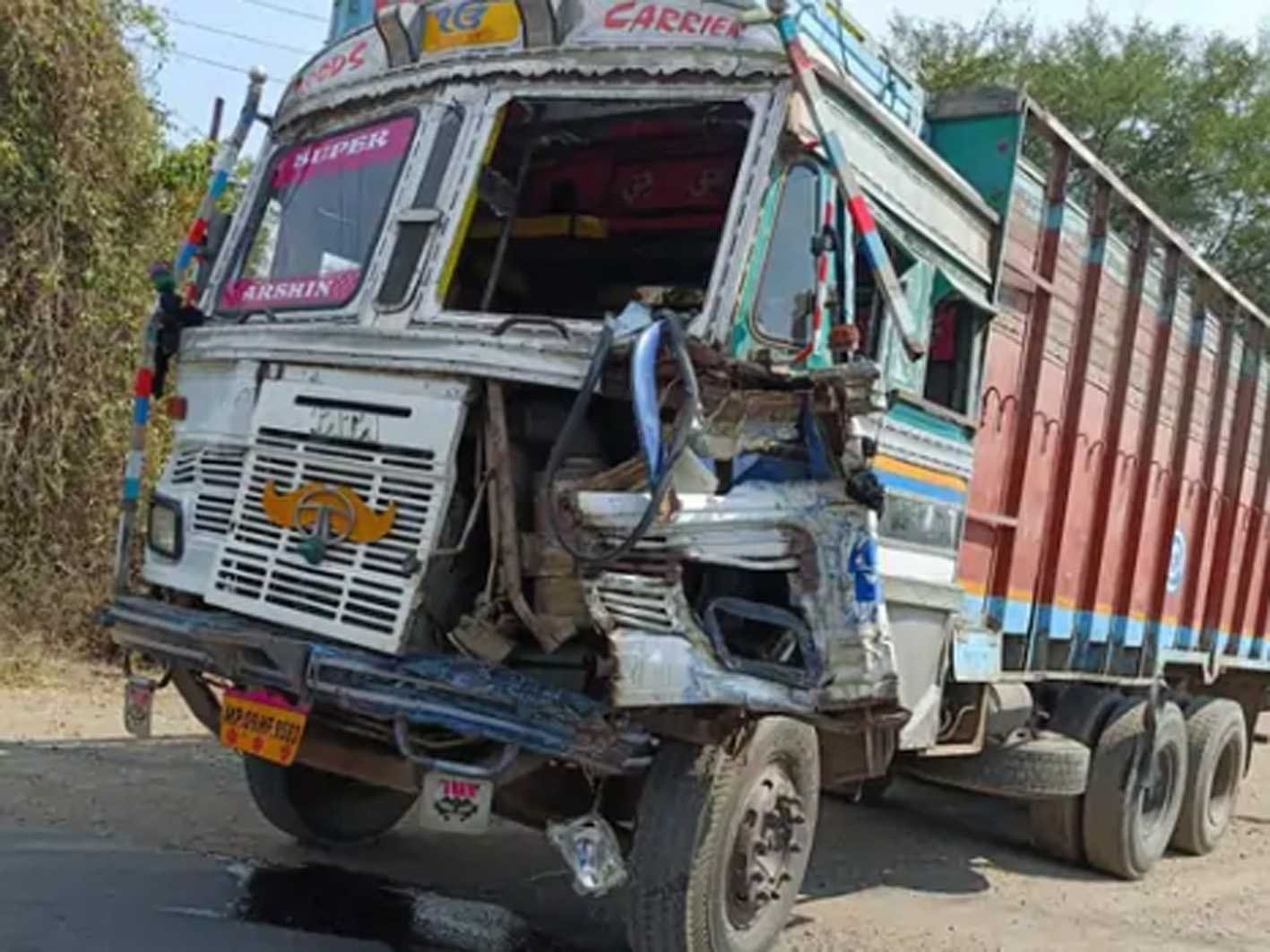 यात्री बस और ट्रक में टक्कर, 6 घायल