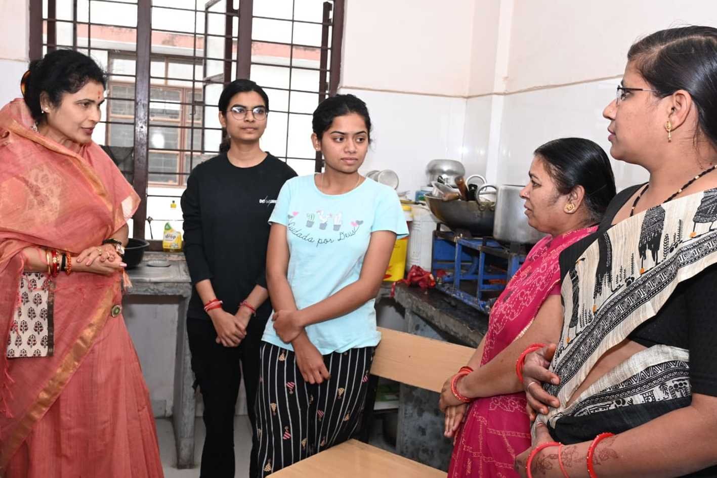 मंत्री कृष्णा गौर ने पिछड़ा वर्ग कन्या छात्रावास का किया औचक निरीक्षण