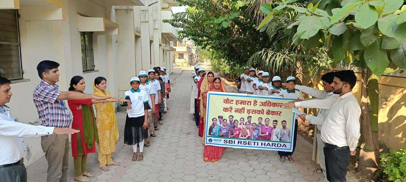 पोस्टर, नारे लेखन व प्रश्नोत्तरी के माध्यम से किया मतदान के लिए प्रेरित
