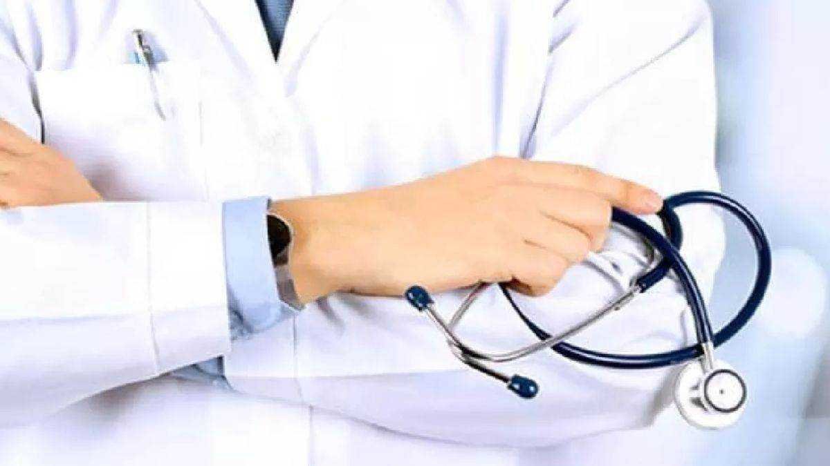 रूरल सर्विस बॉन्ड के विरोध में उतरे जूनियर डॉक्टर्स, काली पट्टी बांधकर किया काम
